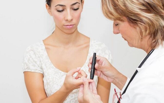 Antes de prescribir insulina, el médico realizará una prueba de azúcar en sangre.