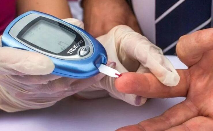 Una persona con factores de riesgo de diabetes necesita que le controlen sus niveles de azúcar en sangre.